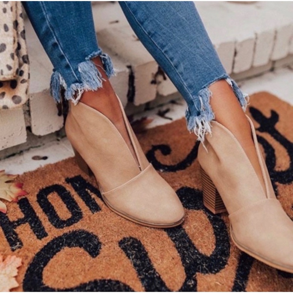 🇺🇸SALE🇺🇸 RAMONA Wheat Vegan Leather Booties! - Picture 2 of 4